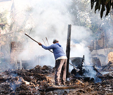 Incêndio de grandes proporções atinge terrenos e destrói casa na Socopo