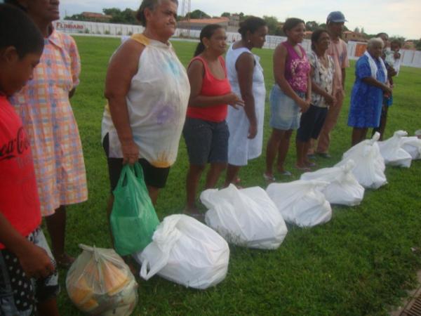 Entrega de Cestas - Jogo Beneficente do Amarelinho(Imagem:reda&ccedil;ao)