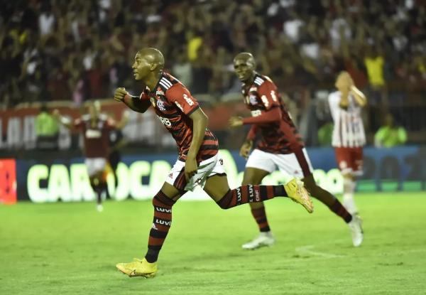 Análise: garotada do Flamengo reage no segundo tempo, e Lorran aproveita chance