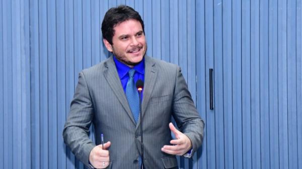Vereador Carlos Eduardo propõe lei que facilita pagamento antes do corte de serviços essenciais