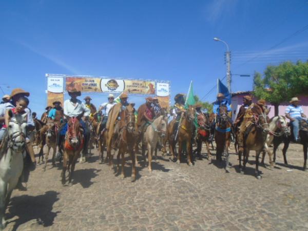 Festa do Vaqueiro é comemorada com missa e cavalgada em Nazaré do Piauí