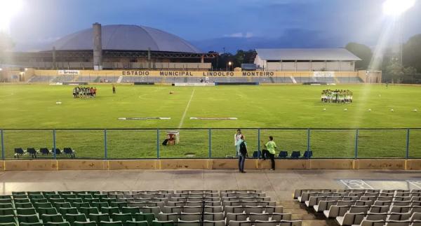  Altos registra baixos p&uacute;blicos no Est&aacute;dio Lindolfo Monteiro.(Imagem: Pablo Cavalcante / ge )