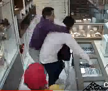 Vídeo mostra funcionário imobilizando bandido em assalto a joalheria