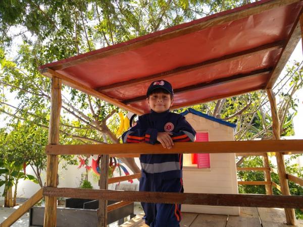 Aluno de sete anos do projeto "Samuzinho" salva primo engasgado com espinha de peixe