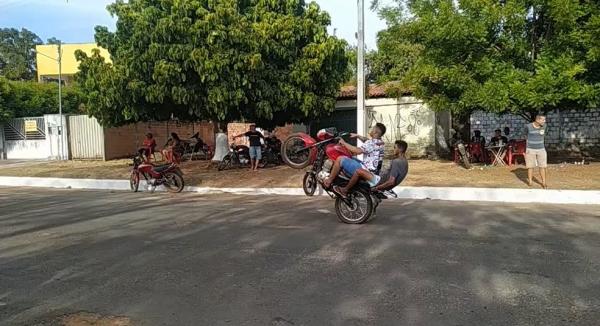 Evento de "empinar pneu" de moto termina com dois presos e confusão no Piauí