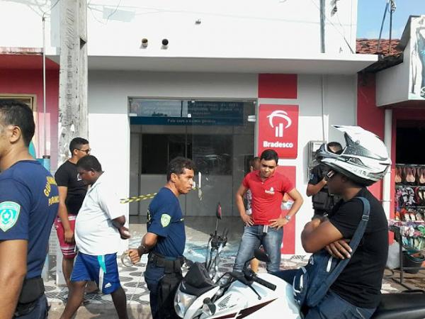 Quadrilha explode caixas eletr&ocirc;nicos das ag&ecirc;ncias dos Bancos do Brasil e Bradesco.(Imagem:Francinaldopublicidades)
