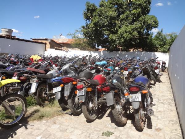 P&aacute;tio da 3&ordf; CIRETRAN continua lotado de ve&iacute;culos irregulares.(Imagem:FlorianoNews)
