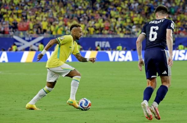 Neymar voltou a atuar pelo Brasil ap&oacute;s les&atilde;o na panturrilha.(Imagem:REUTERS/Amanda Perobelli/)