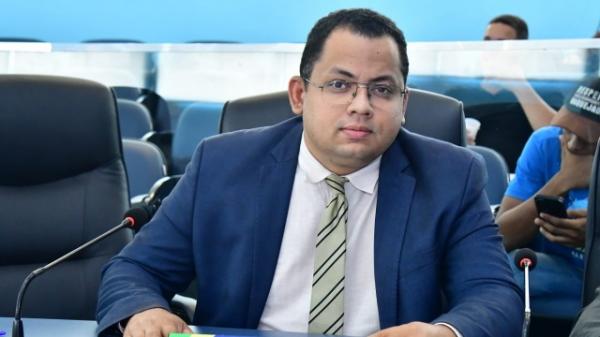 Dessim Almeida defende implantação de um sistema eletrônico de acompanhamento escolar