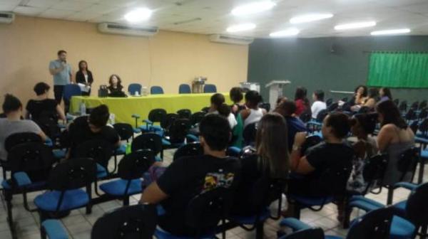 Palestra na UESPI de Floriano debate aspectos de recepção crítica de composições poéticas