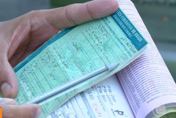 Licenciamento de ve&iacute;culos pode ser impresso em papel normal, substituindo o papel-moeda.(Imagem:Reprodu&ccedil;&atilde;o/TV Clube)