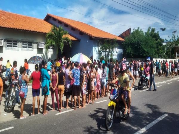 Coronavírus: Pessoas se aglomeram para receber cestas básicas em Parnaíba