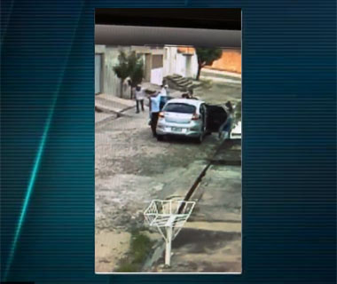 Motorista tem carro roubado ao deixar filha em casa na Capital