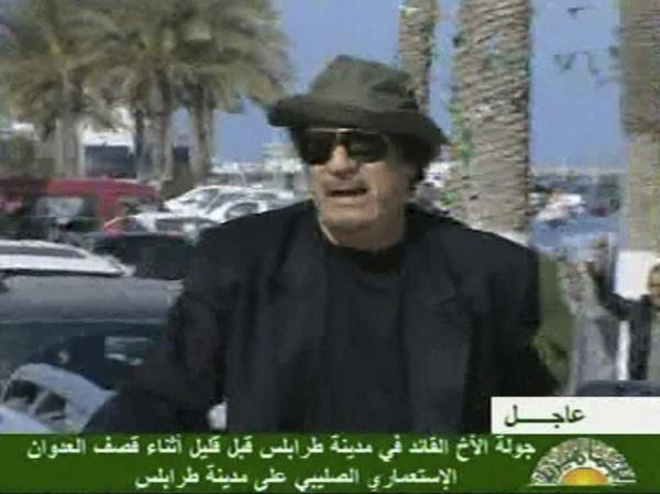 O ditador da L&iacute;bia, Muammar Kadhafi, aparece em rua de Tr&iacute;poli na quinta-feira (14)(Imagem:Foto: AP)