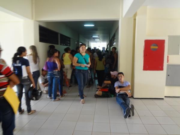 Estudantes se inscrevem em Pr&eacute;-vestibular gratuito.(Imagem:FlorianoNews)