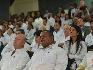 16 médicos cubanos e um brasileiro chegam em Teresina