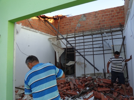 Família escapa sem ferimentos de desabamento de teto de casa em Floriano