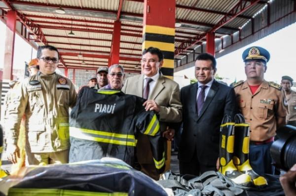 Wellington entrega melhorias e promove militares no aniversário do Corpo de Bombeiros