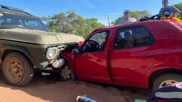 Colisão frontal entre carros deixa cinco pessoas feridas em Jaicós