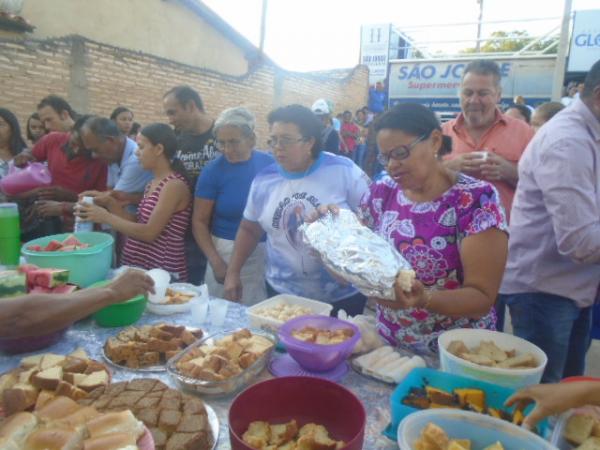 Comunidade cat&oacute;lica participa da abertura dos festejos de Nossa Senhora Aparecida.(Imagem:FlorianoNews)