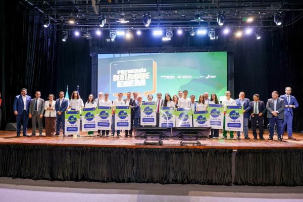 Estudantes da rede estadual com as 50 melhores notas do Enem 2025 são premiados com um salário mínimo(Imagem:Gabriel Paulino)