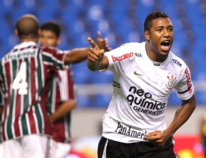 Corinthians mostra autoridade, bate o Fluminense e embola o Brasileirão