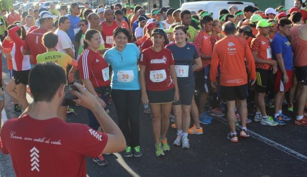 Os diversos grupos de corrida de rua invadem as ruas da cidade nos domingos pela manh&atilde; para realizar treinos coletivos nas principais avenidas e pontos tur&iacute;sticos.(Imagem:Emanuele Madeira/GloboEsporte.com)