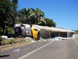 Carreta permanece em rodovia do Piauí três dias após tombamento
