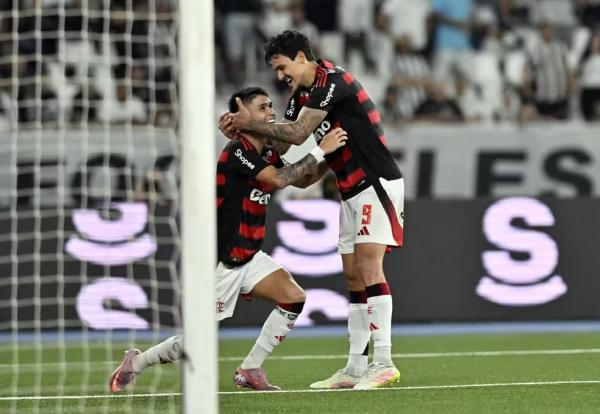 Flamengo domina o Botafogo, ganha confiança e se mantém na briga pelo título às vésperas de "final"