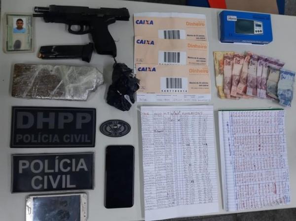 Polícia encontra lista de "mensalidade" de facção e arma em geladeira na casa de suspeito de homicíd