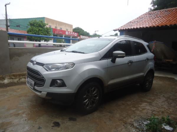 Carro supostamente usado em assaltos &eacute; abandonado em Bar&atilde;o de Graja&uacute;.(Imagem:FlorianoNews)