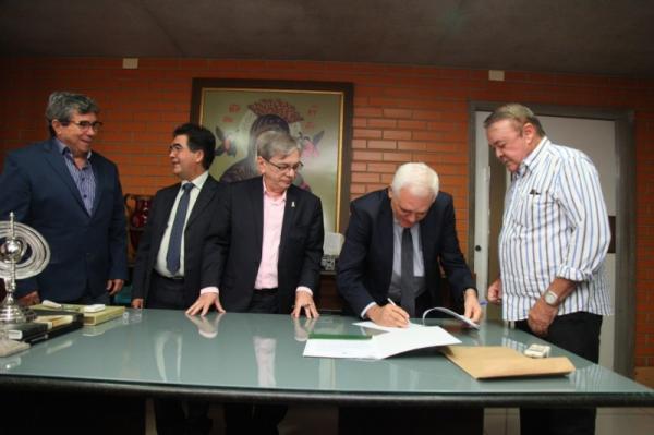 Presidente assina contrato com UFPI para realização de concurso da Alepi