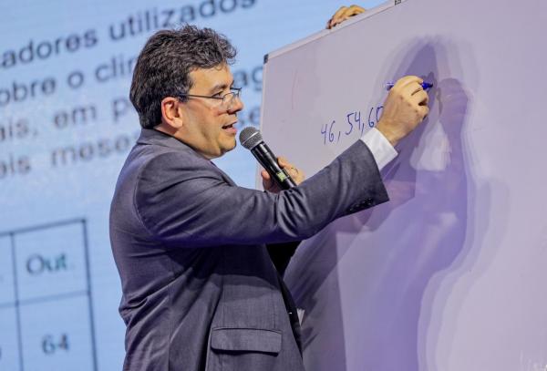 O governador Rafael Fonteles ministrou uma aula especial de matem&aacute;tica.(Imagem:Gabriel Paulino)