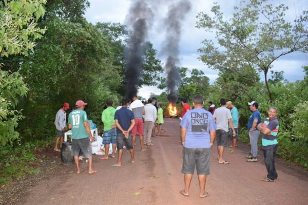 Moradores de cidades do Piauí interditam PI-112 e reivindicam melhorias na estrada