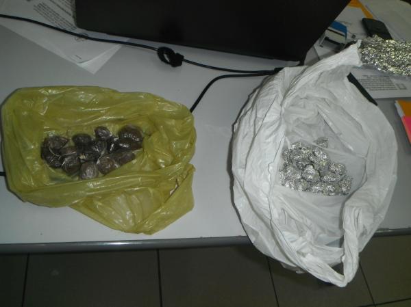 Pol&iacute;cia Militar apreende 34 trouxas de maconha no bairro Tiber&atilde;o.(Imagem:FlorianoNews)