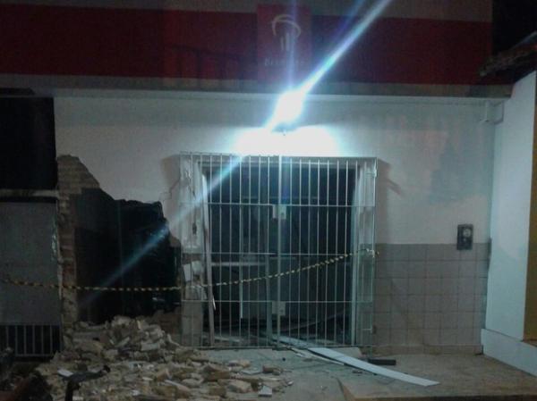 Trio explode caixa desativado do Bradesco no Norte do Piauí