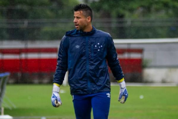 Torcida do Cruzeiro protesta contra saída de Fábio e exige satisfação de Ronaldo