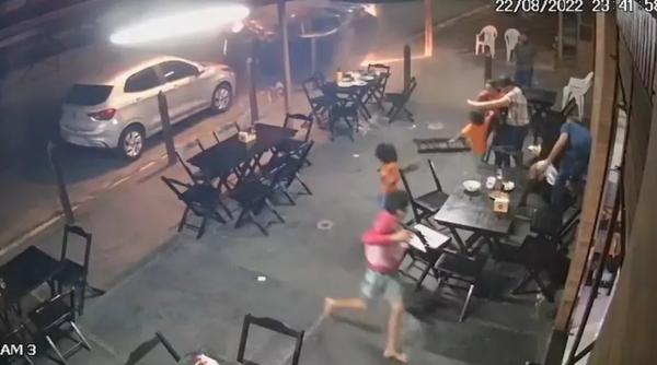 Motorista é arremessado de carro para dentro de restaurante em acidente ao fugir da PRF no PI