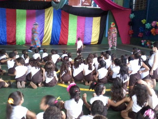 Escola Pequeno Príncipe comemora em grande estilo o Dia do Circo