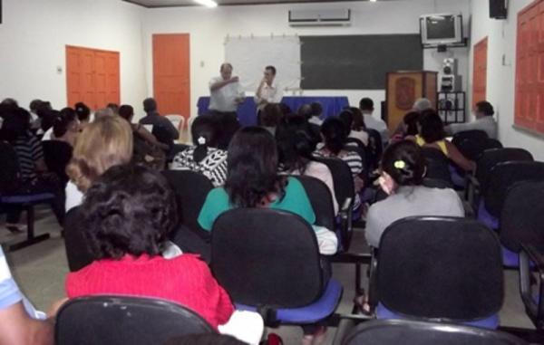 Prefeito se re&uacute;ne com educadores e fala de crise financeira.(Imagem:SECOM)