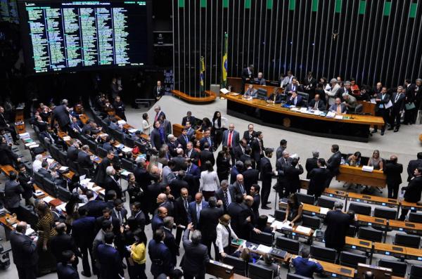 Câmara aprova em 2º turno PEC que viabiliza retomada do auxílio emergencial