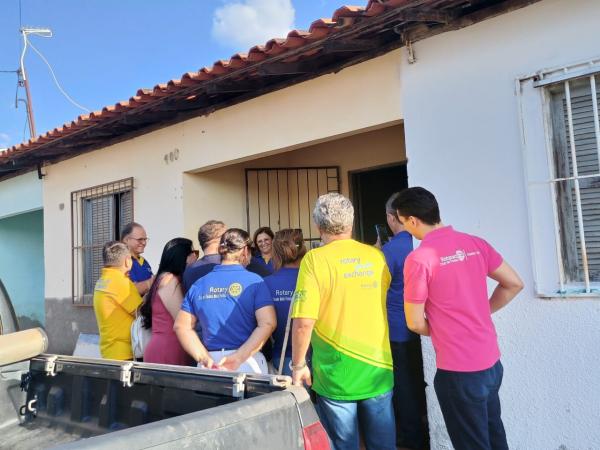 Primeira cadeira de rodas foi destinada &agrave; jovem Sabrina.(Imagem:FlorianoNews)