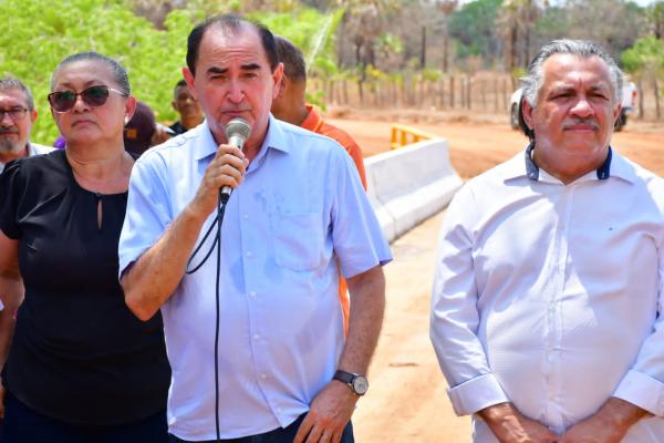 Vereadores de Floriano participam de entrega da ponte que dá acesso à localidade Saco.(Imagem:CMF)