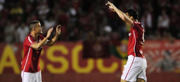 Leandro Dami&atilde;o e D'Alessandro comemoram o gol.(Imagem:Alexandre Lops / Divulga&ccedil;&atilde;o Inter)