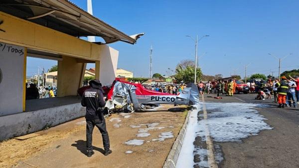 Avi&atilde;o de pequeno porte cai e bate em ponto de &ocirc;nibus na BR-316, zona Sul de Teresina.(Imagem:Gil Oliveira/Tv Clube)