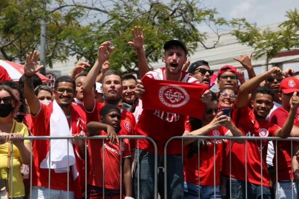 Empolgação e aglomeração: torcida do Inter apoia o time no embarque para o Rio de Janeiro