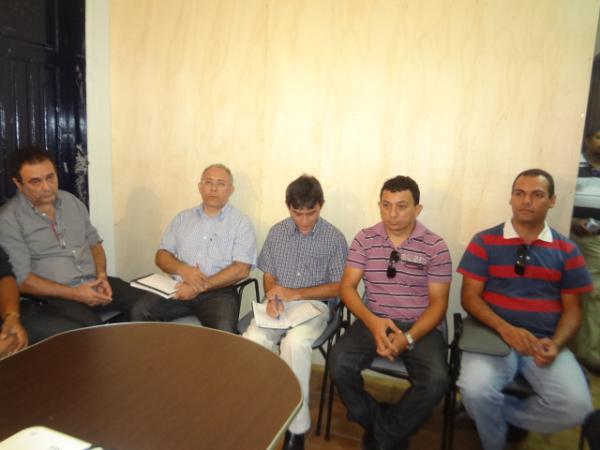Gilberto J&uacute;nior realizou primeira reuni&atilde;o com equipe de secret&aacute;rios.(Imagem:FlorianoNews)