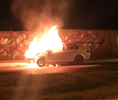 Veículo é destruído pelo fogo na avenida Zequinha Freire