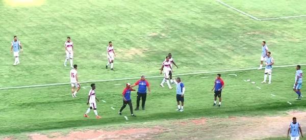 Discuss&atilde;o entre atletas e membros da comiss&atilde;o t&eacute;cnica do Piau&iacute; e Flamengo-Pi.(Imagem:Rede Clube)