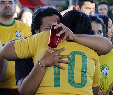 Torcedores choram e criam memes para acalantar dor
